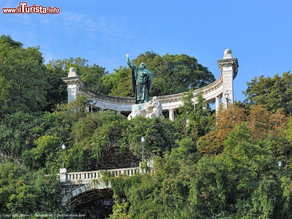 Immagine Il Monumento a San Gerardo sulla cima dell'omonimo monte, Budapest, Ungheria. A realizzare la scultura nel 1904 è stato Gyula Jankovits. Il monumento si trova sul luogo in cui avvenne il martirio del religioso, davanti a un peristilio in stile classico - © Mikhail Markovskiy / Shutterstock.com