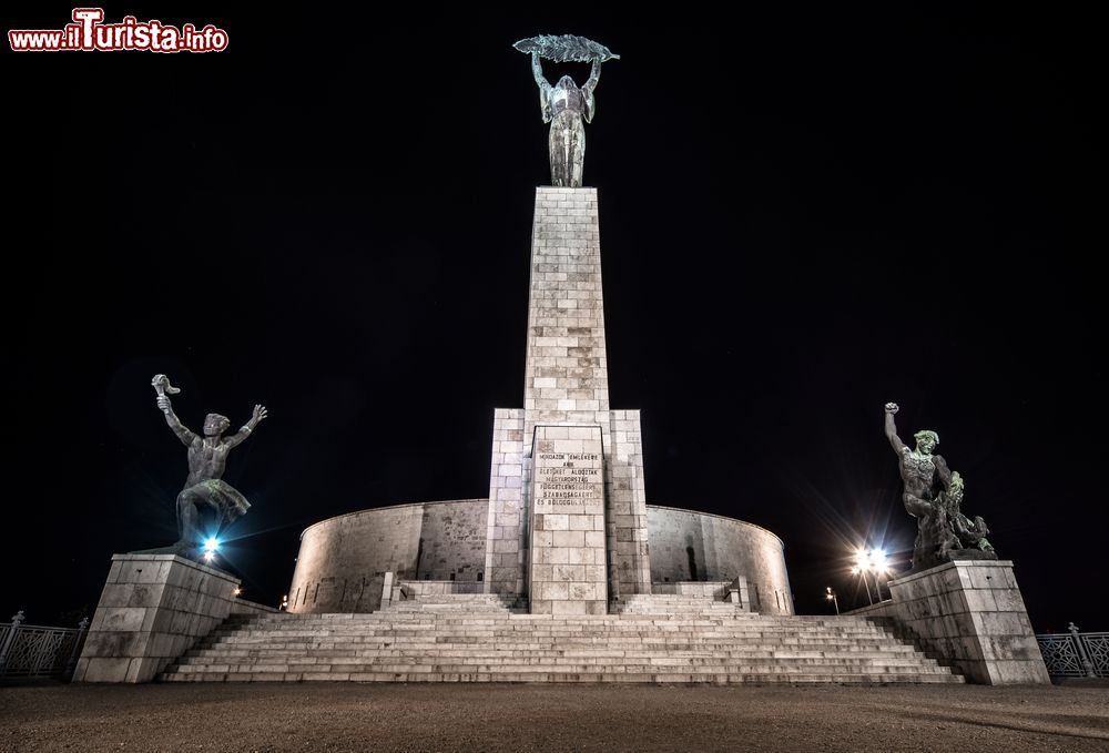 Immagine Il Monumento alla Liberazione di Budapest fotografato di notte, Ungheria. Eretta nel 1947, questa statua della libertà s'innalza per 14 metri a ricordo dei valorosi soldati dell'Armata Rossa che liberarono la città dall'occupazione della Germania nazista.