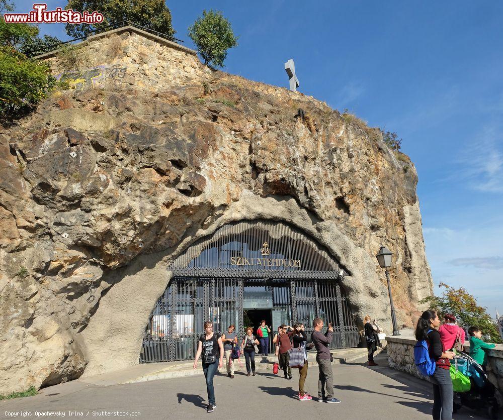 Immagine L'ingresso del Tempio dell'Ordine di San Paolo sulla roccia del monte Gellert, Budapest, Ungheria - © Opachevsky Irina / Shutterstock.com