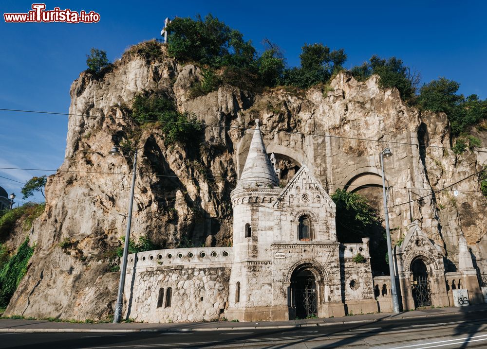 Immagine La Chiesa della Grotta sul monte Gellert di Budapest, Ungheria. Fondata nel 1926, fu in origine dedicata a Santo Stefano. All'interno si trova l'aquila polacca e una copia della Vergine nera del monastero di Jasna Gora a Czestochowa in Polonia.