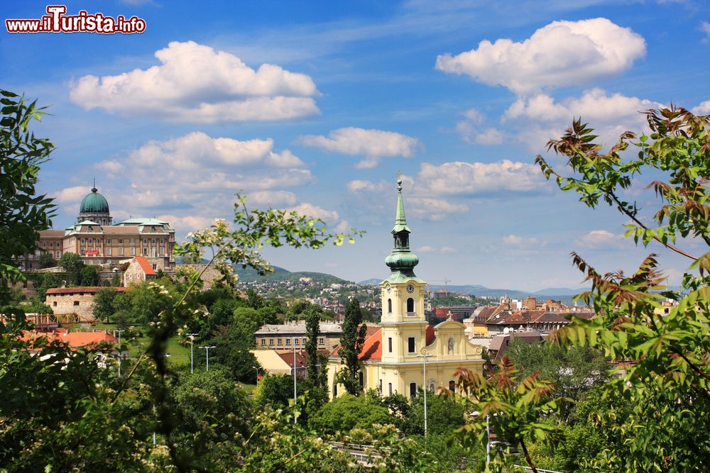 Immagine La città di Budapest vista dal monte Gellert, Ungheria. Gellerthegy, situato sulla riva destra del fiume Danubio, è una delle sagome più caratteristiche della capitale ungherese. Da li si possono ammirare splendide viste sulla città.