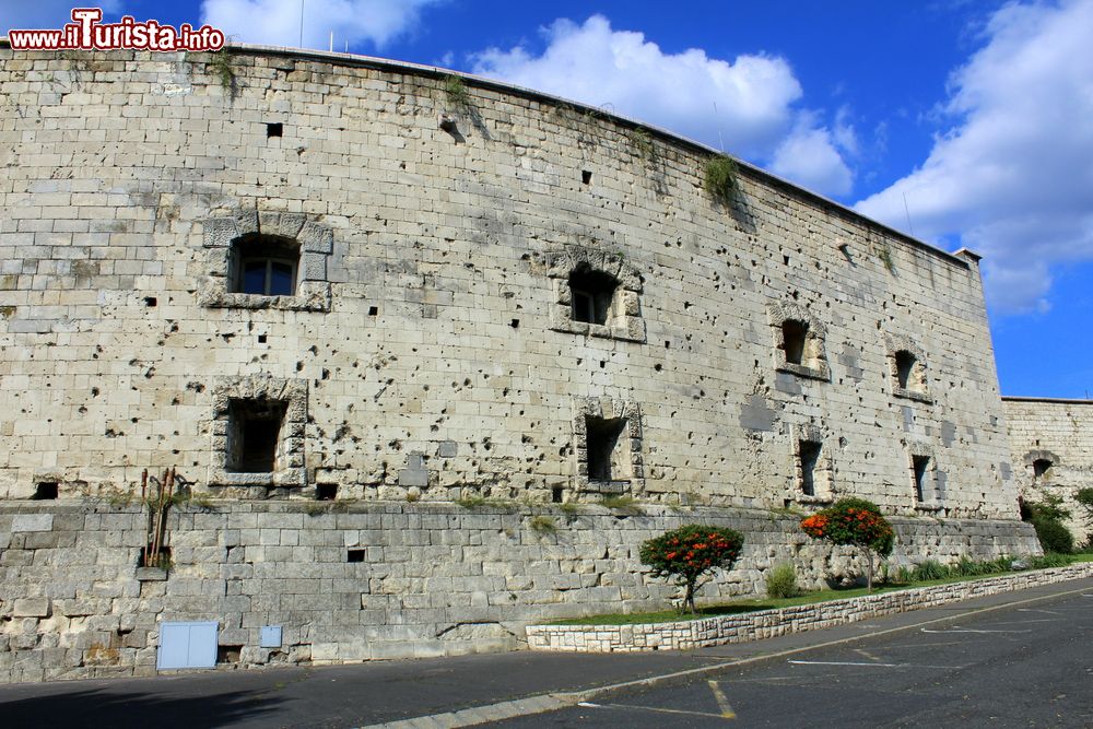 Immagine La Cittadella di Budapest sul monte Gellert, Ungheria. All'interno di questa fortezza voluta nel 1851 dall'imperatore Francesco Giuseppe si trova un museo in cui sono esposte statue di cera che ricreano scene di un tempo e immagini di guerra.