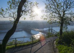 L'alba sul Danubio e sul monte Gellert con il ponte della Libertà (Szabadsag Hid) a Budapest, Ungheria. La capitale ungherese si estende su entrambe le rive del fiume che nasce in ...