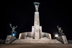 Il Monumento alla Liberazione di Budapest fotografato di notte, Ungheria. Eretta nel 1947, questa statua della libertà s'innalza per 14 metri a ricordo dei valorosi soldati dell'Armata ...