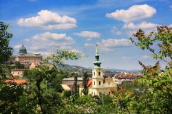 La città di Budapest vista dal monte Gellert, Ungheria. Gellerthegy, situato sulla riva destra del fiume Danubio, è una delle sagome più caratteristiche della capitale ungherese. ...
