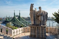 La statua di Santo Stefano sul monte Gellert, Budapest, Ungheria. Stefano I° è stato il primo re del paese. Sullo sfondo il suggestivo ponte della Libertà, bell'esempio ...