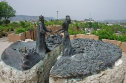 La statua del principe Buda e della principessa Pest sulla collina Gellert, Budapest, Ungheria. La scultura celebra le "nozze" fra Buda e Pest nel Giardino della Filosofia situato ...
