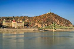 Una bella veduta del Gellerthegy e del Danubio in autunno, Budapest, Ungheria. Ai piedi del monte si trova l'hotel Gellert con i suoi celebri bagni termali. Sulla destra della fotografia, ...