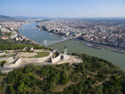 Veduta aerea della Statua della Liberazione sul monte Gellert, Budapest, Ungheria. La figura femminile, realizzata in bronzo, solleva fra le mani la palma della vittoria.

