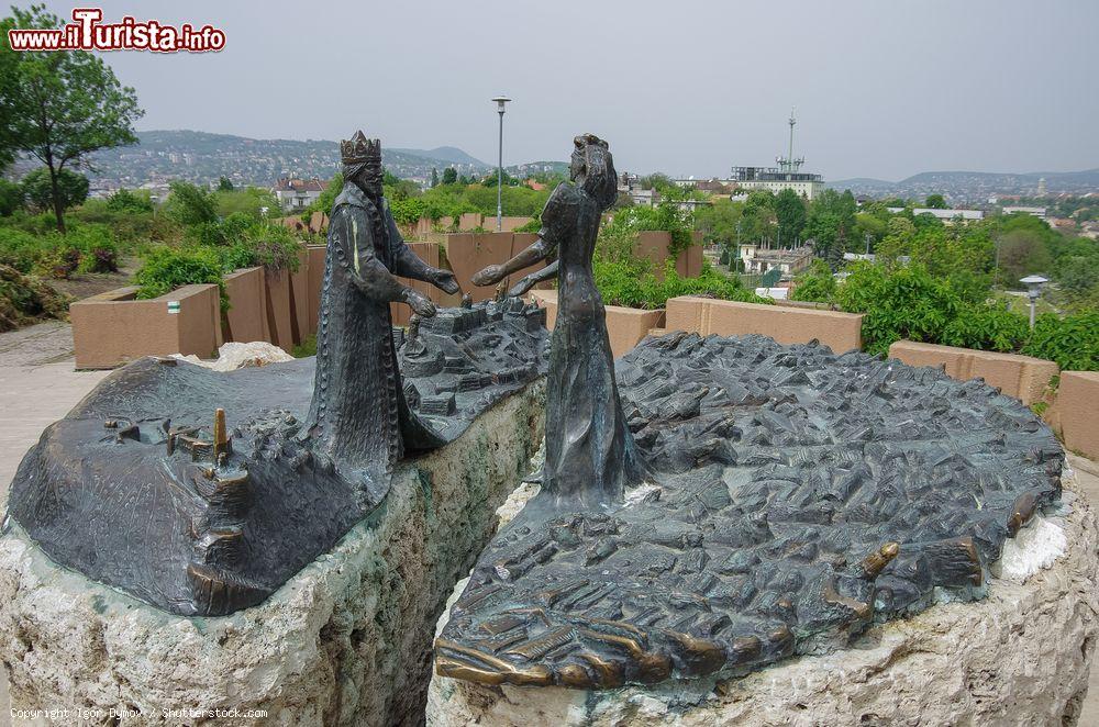 Immagine La statua del principe Buda e della principessa Pest sulla collina Gellert, Budapest, Ungheria. La scultura celebra le "nozze" fra Buda e Pest nel Giardino della Filosofia situato sulla cima del monte - © Igor Dymov / Shutterstock.com