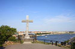 Il monumento della croce sul monte Gellert con sullo sfondo il Danubio e la skyline di Budapest, Ungheria.

