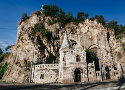 La Chiesa della Grotta sul monte Gellert di Budapest, Ungheria. Fondata nel 1926, fu in origine dedicata a Santo Stefano. All'interno si trova l'aquila polacca e una copia della Vergine ...