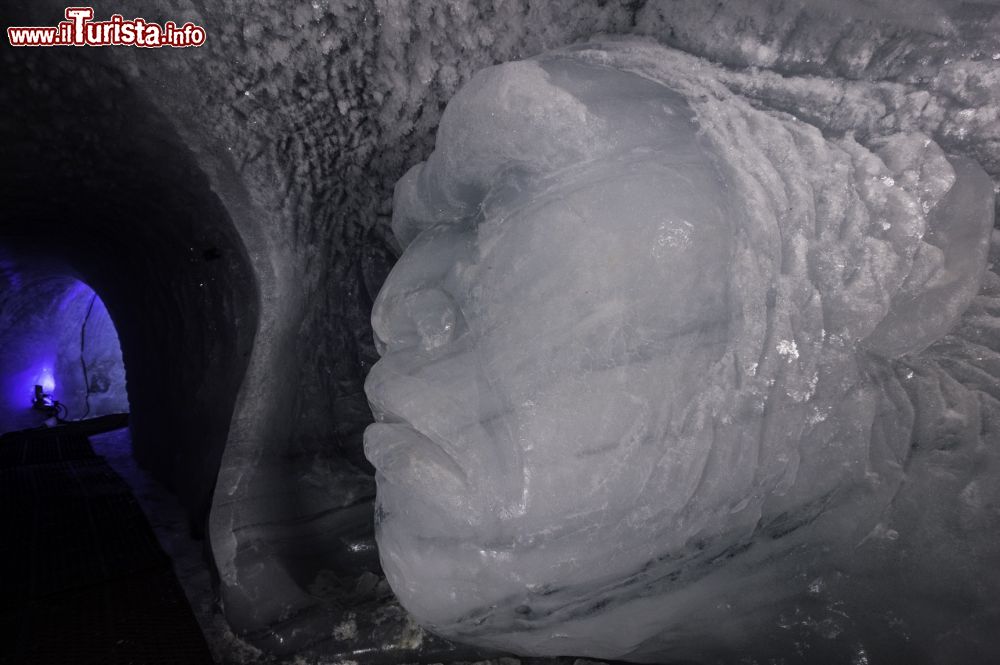 Immagine La visita alla grotta di ghiaccio scavata nel ghiacciaio di les 2 alpes in francia