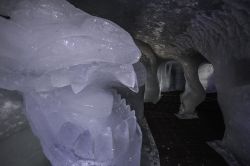 Le fauci di una creatura mostruosa nella Grotte de Glace a Les Deux Alpes in Francia
