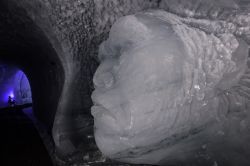 La visita alla grotta di ghiaccio scavata nel ghiacciaio di les 2 alpes in francia