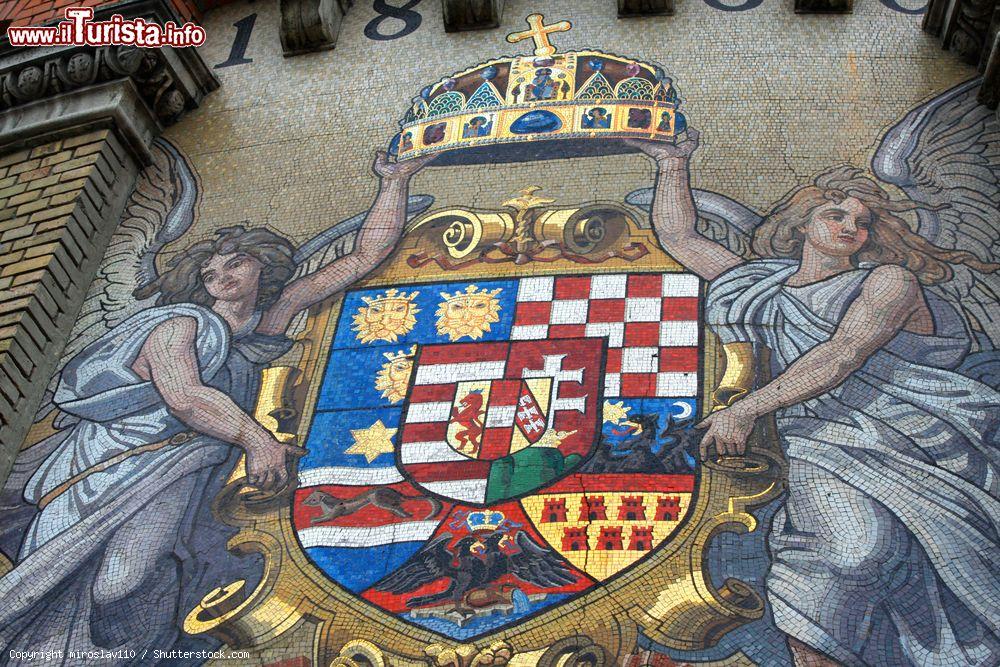 Immagine La strada che porta al Palazzo Reale con un antico mosaico sul muro della collina del castello, Budapest, Ungheria - © miroslav110 / Shutterstock.com