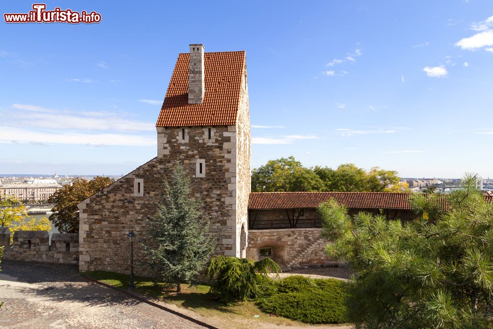 Immagine Particolari interni dell'architettura medievale del Castello di Budapest, Ungheria. Lo storico castello dei re ungheresi fu completato nel 1265.