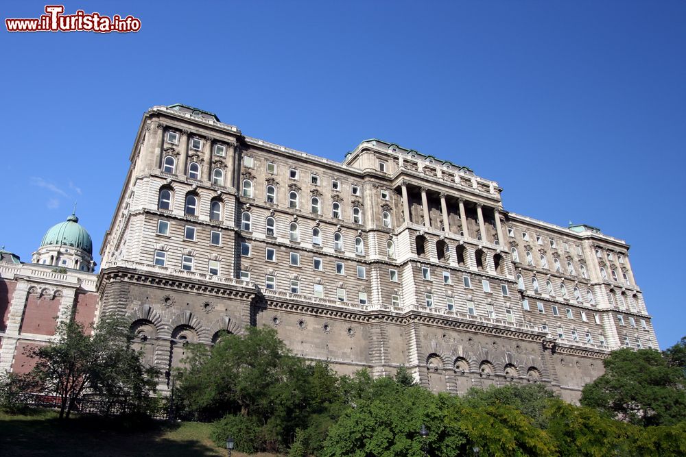 Immagine Il Budavari Palota fotografato dal basso, Budapest, Ungheria. La struttura principale del Palazzo reale si presenta con una facciata piuttosto austera. Il complesso si affaccia sul Danubio per circa 300 metri.