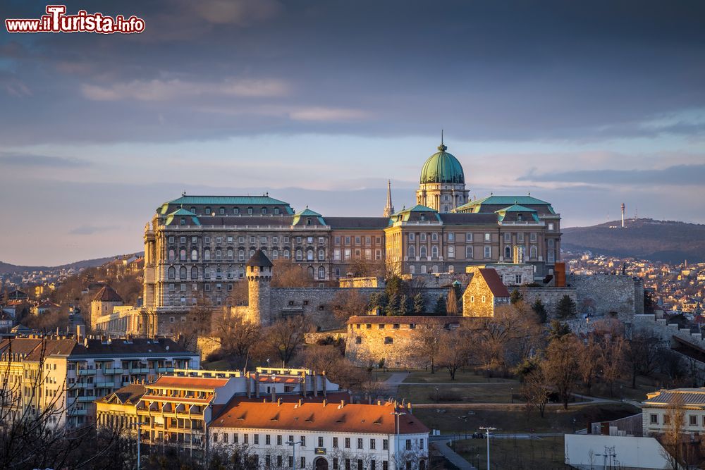 Immagine Il famoso Castello di Budapest con la chiesa di San Mattia e il Bastione dei Pescatori al tramonto in un pomeriggio d'inverno, Ungheria. Una bella veduta della città dalla collina Gellert.


 