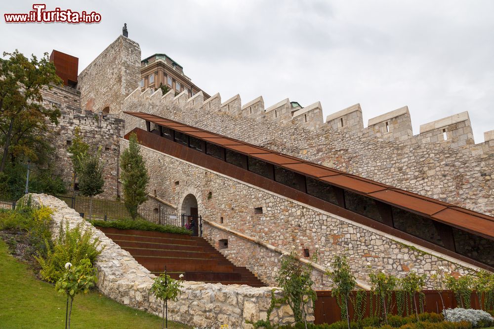 Immagine Interno del Castello di Budapest, Ungheria. Il complesso fortificato è stato costruito sul lato sud della collina vicino al vecchio distretto del castello, Varnegyed.