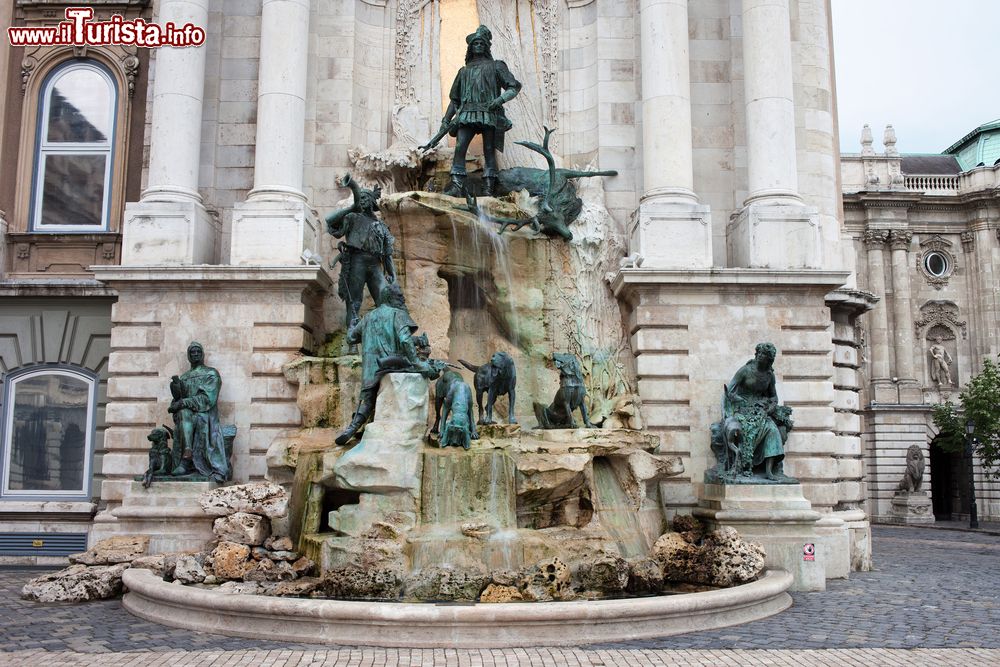 Immagine La fontana di Mattia Corvino nel cortile nord ovest del Palazzo Reale di Budapest, Ungheria. E' uno degli scorci panoramici più famosi della capitale ungherese.