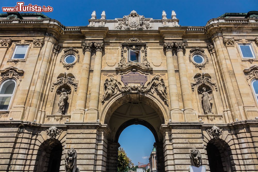 Immagine La Porta dei Leoni del Castello Reale di Budapest, Ungheria. Da qui si accede al Cortile dei Leoni (Oroszlanos udvarba) situato al centro del Budavari Palota