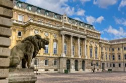 Una bella veduta del cortile interno del Castello Reale di Budapest, Ungheria. Le ali del palazzo si articolano attorno al Cortile del Leone chiamato così per via delle sculture di guardia ...