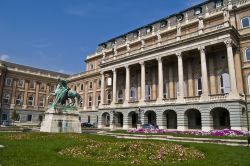Un dettaglio del cortile del Palazzo Reale di Budapest, Ungheria. I giardini e i cortili del castello sono aperti giorno e notte 24 ore su 24 e ospitano spesso eventi e festival.



