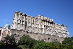 Il Budavari Palota fotografato dal basso, Budapest, Ungheria. La struttura principale del Palazzo reale si presenta con una facciata piuttosto austera. Il complesso si affaccia sul Danubio per ...