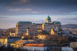 Il famoso Castello di Budapest con la chiesa di San Mattia e il Bastione dei Pescatori al tramonto in un pomeriggio d'inverno, Ungheria. Una bella veduta della città dalla collina ...