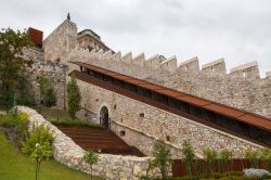 Interno del Castello di Budapest, Ungheria. Il complesso fortificato è stato costruito sul lato sud della collina vicino al vecchio distretto del castello, Varnegyed.


