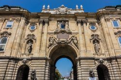 La Porta dei Leoni del Castello Reale di Budapest, Ungheria. Da qui si accede al Cortile dei Leoni (Oroszlanos udvarba) situato al centro del Budavari Palota



