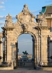 L'arco ornato di una porta d'ingresso al Castello Reale di Budapest, Ungheria.


