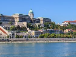 Una veduta panoramica del fiume Danubio e del ...