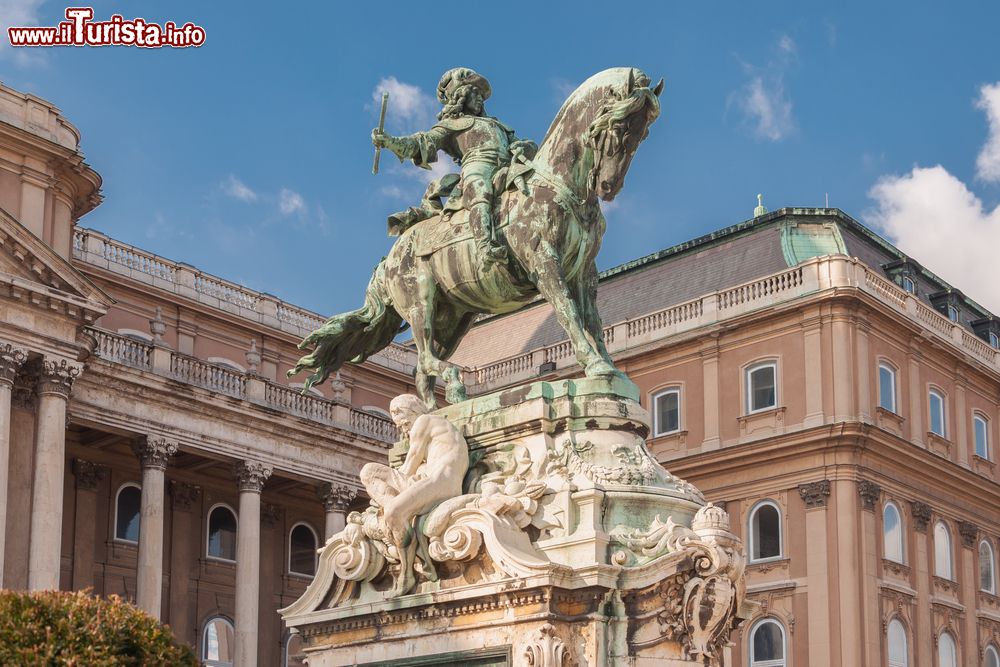 Immagine La statua equestre del Principe Eugenio di Savoia di fronte al Palazzo Reale di Budapest, Ungheria.