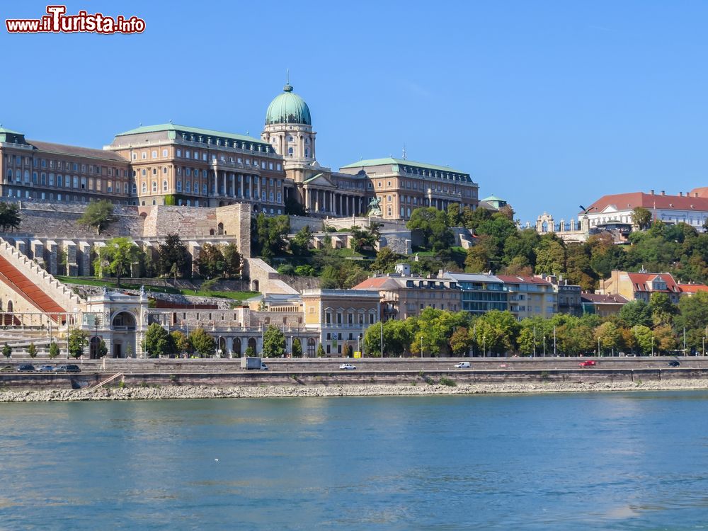 Immagine Una veduta panoramica del fiume Danubio e del Budavari Palota di Budapest, Ungheria.