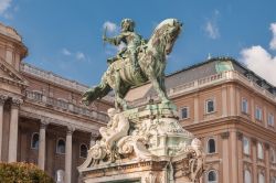 La statua equestre del Principe Eugenio di Savoia di fronte al Palazzo Reale di Budapest, Ungheria.


