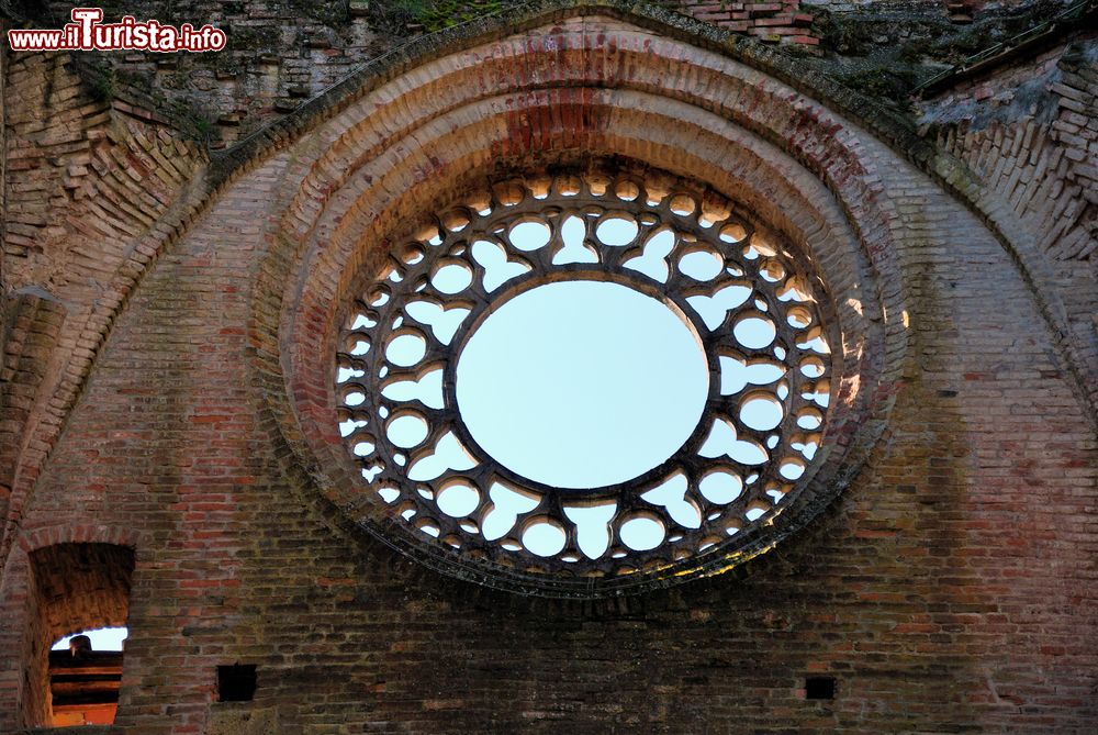 Immagine Un dettaglio architettonico dell'abbazia di San Galgano, Siena, Toscana. Questo imponente luogo sacro, ormai privo di tetto e finestre, è divenuto da tempo meta turistica.