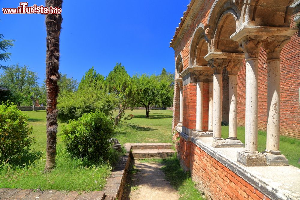 Immagine Un dettaglio del chiostro abbandonato di San Galgano, provincia di Siena, Toscana. Attorno al chiostro ruotava l'intera vita di questo edificio religioso. Completamente distrutto già nel XVIII° secolo, il chiostro venne ricostruito in piccola parte con i materiali originari nel corso dei restauri degli anni venti.