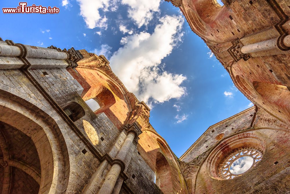 Immagine L'interno dell'abbazia di San Galgano, Siena, Toscana. Una suggestiva veduta dal basso di ciò che rimane del monastero cistercense dedicato a San Galgano.