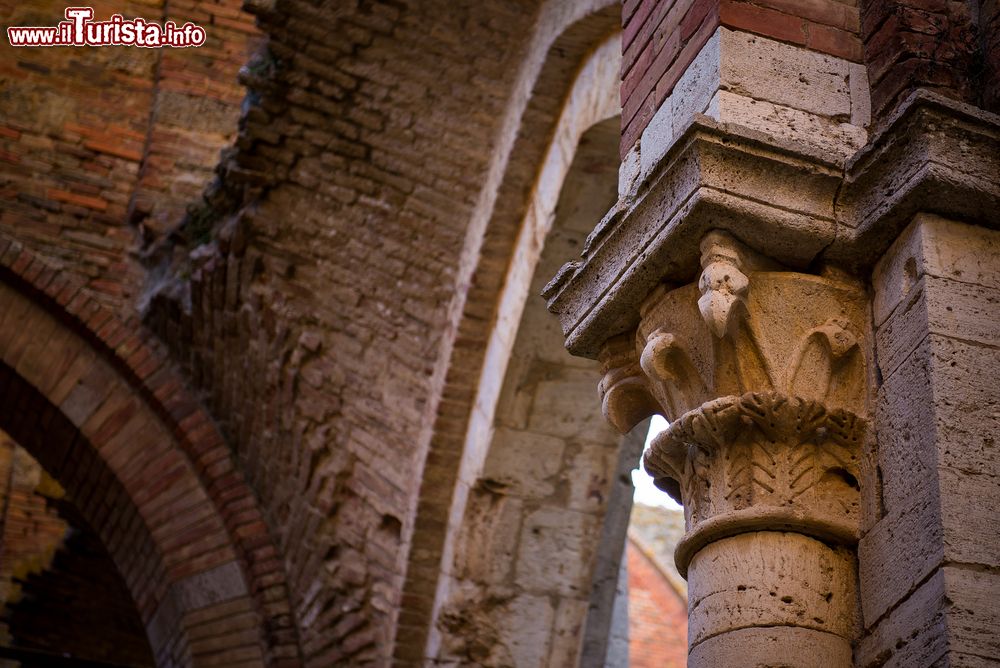 Immagine Veduta interna dell'abbazia di San Galgano, Siena, Toscana. Il particolare di un capitello della chiesa cistercense.