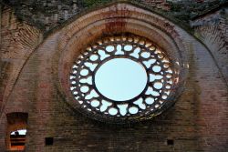 Un dettaglio architettonico dell'abbazia di San Galgano, Siena, Toscana. Questo imponente luogo sacro, ormai privo di tetto e finestre, è divenuto da tempo meta turistica.



