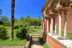 Un dettaglio del chiostro abbandonato di San Galgano, provincia di Siena, Toscana. Attorno al chiostro ruotava l'intera vita di questo edificio religioso. Completamente distrutto già ...