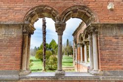 Un'immagine pittoresca della campagna senese dall'abbazia di San Galgano, Toscana - © Georgia Carini / Shutterstock.com