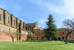 Il monastero di San Galgano, Siena, Toscana. A fare da cornice alle rovine dell'abbazia è la splendida campagna nei dintorni di Siena - © Georgia Carini / Shutterstock.com