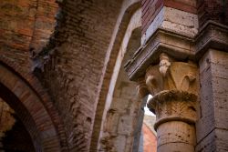 Veduta interna dell'abbazia di San Galgano, Siena, Toscana. Il particolare di un capitello della chiesa cistercense.


