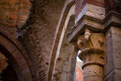 Veduta interna dell'abbazia di San Galgano, Siena, Toscana. Il particolare di un capitello della chiesa cistercense.


