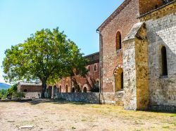 Uno scorcio dell'abbazia di San Galgano, Toscana, Italia. L'abbazia venne costruita tra il 1212 e il 1288 dai cistercensi che si insediavano vicino ai fiumi e alle grandi vie di comunicazione.

 ...