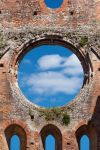 Il cielo azzurro visto dall'abbazia di San Galgano, Siena, Toscana.

