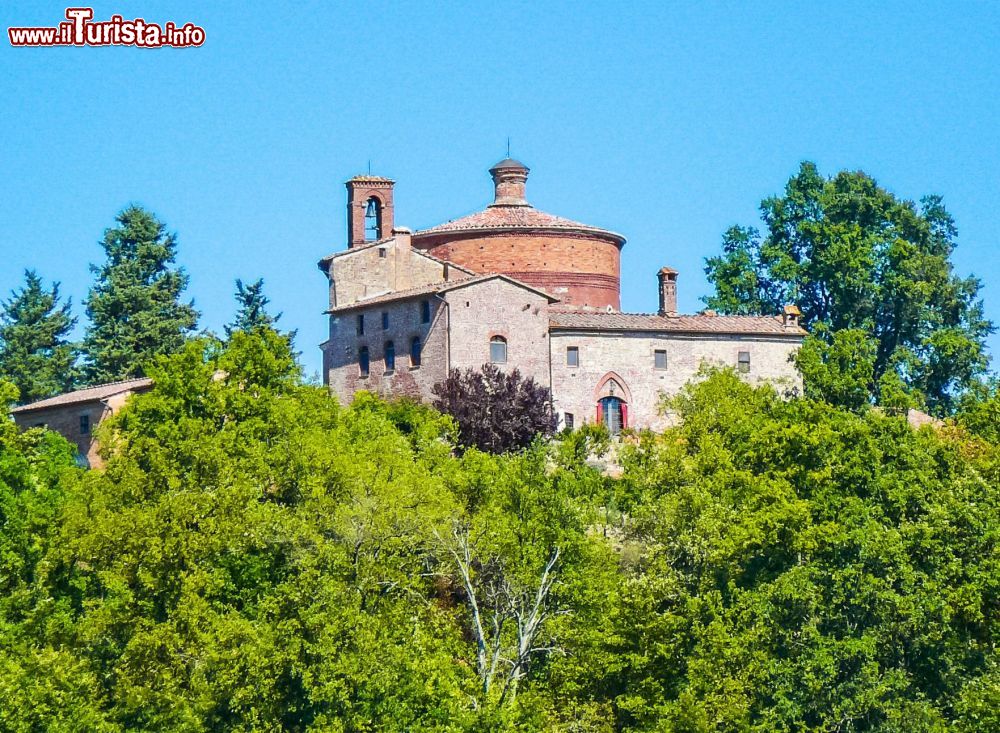 Immagine L'eremo di Montesiepi in una giornata primaverile. Si può raggiungere da Siena in autopercorrendo la SS 73 e deviando per Chiusdino.